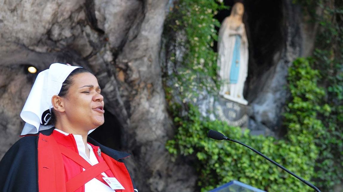 Eine Schwester singt ein Gospellied in Lourdes