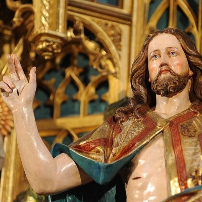 Eine Figur von Jesus in der Kirche